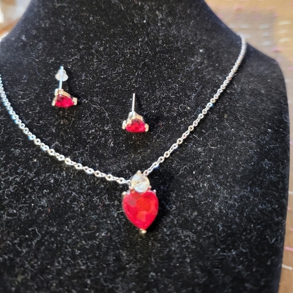 New Red Heart necklace and heart earrings set - Picture 2 of 8